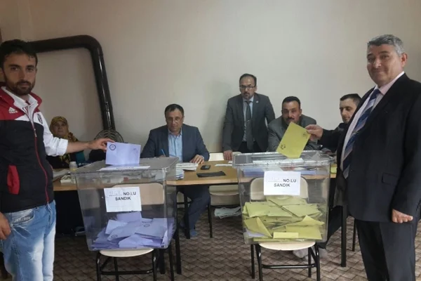 Bir seçimde iki oy kullandılar