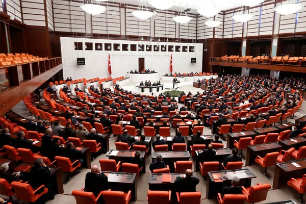 CHP yüzünü Ak Parti'ye çevirdi