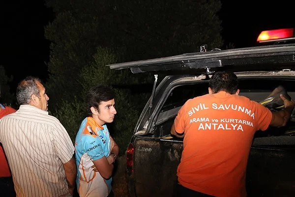 Dağda mahsur kalan gençler kurtarıldı