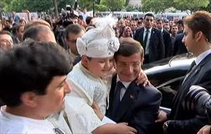 Davutoğlu'ndan sünnet olan çocuğa harçlık