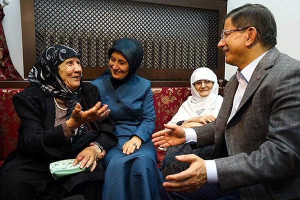 Davutoğlu: yaşlılara hizmet en şerefli görevdir