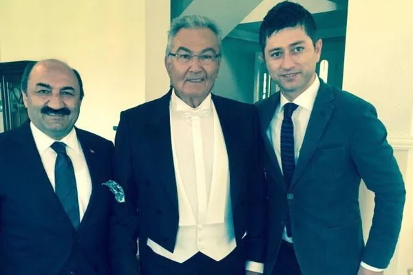Deniz Baykal'dan fraklı ilk poz