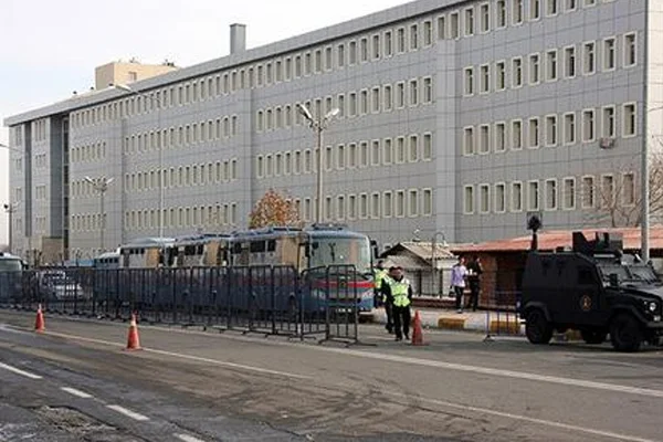 Diyarbakır Adliyesi'nden 3 tutuklu firar etti
