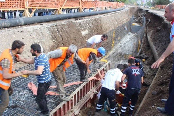 Erzurum'da 1 işçi göçük altında
