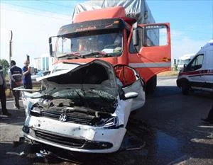 Feci kaza, araçların arasına daldı