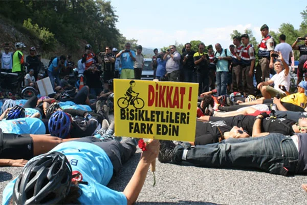 Fransız bisikletçinin ölümüne protesto