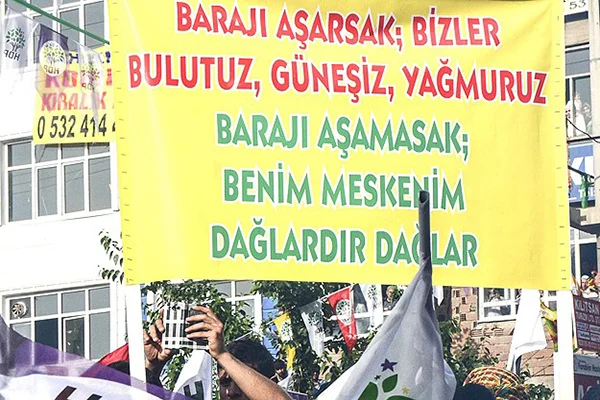 HDP mitinginde açılan pankart tepkiye neden oldu
