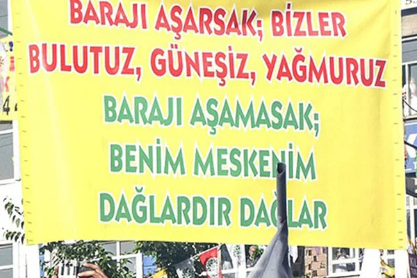 HDP'nin pankartı tepki yarattı