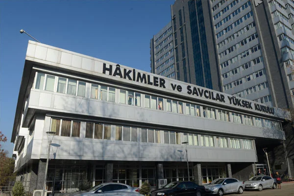 HSYK, 37 savcı ve hakimİ ihraç etti