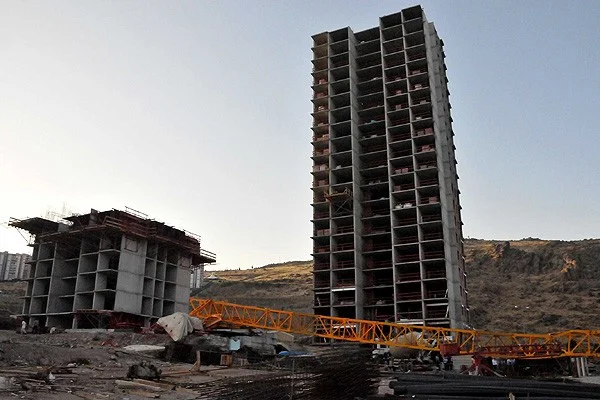 İnşaatta vinç devrildi: 2 ölü