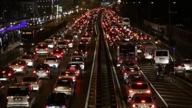 İstanbul trafiği kilitlendi