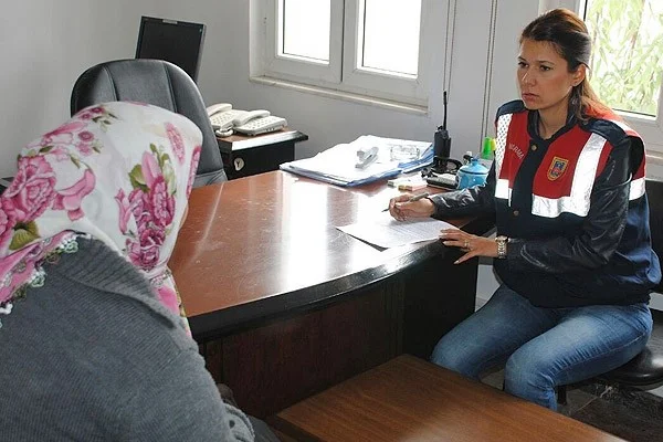 Jandarma mağdurlara yardım elini uzattı