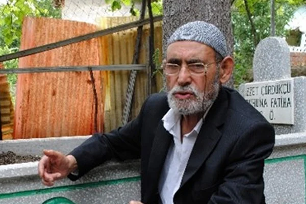Kendine mezar yaptırdı, her gün başında dua ediyor