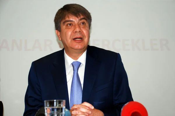 Menderes Türel kaza geçirdi
