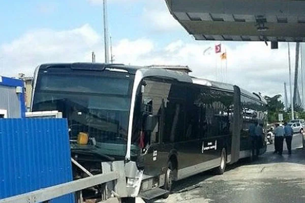 Metrobüs bariyerlere çarptı : 2 yaralı