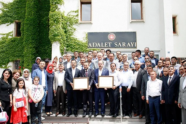 Milletvekilleri mazbatalarını alıyor