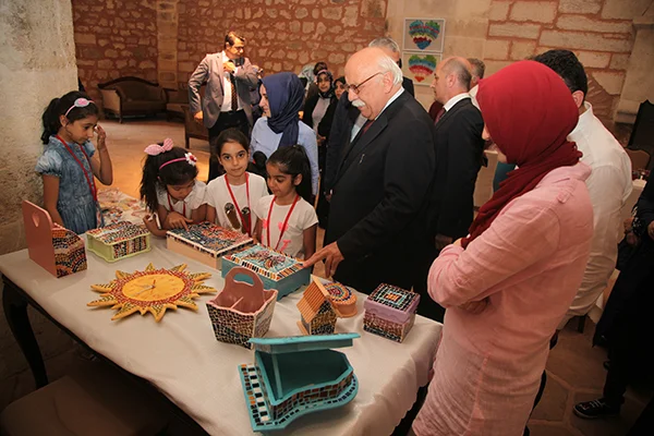 Milli Eğitim Bakanı yetim çocukları sevindirdi