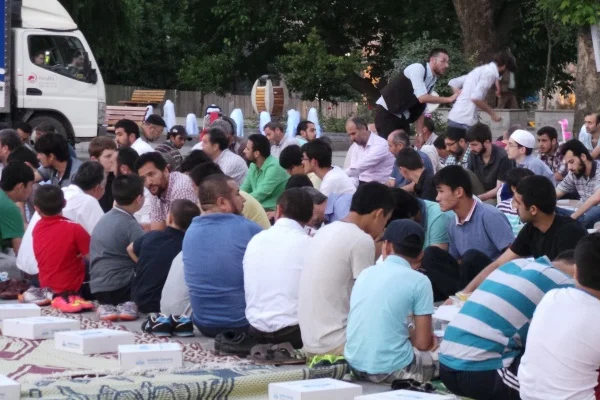 Mülteciler birlikte iftar etti