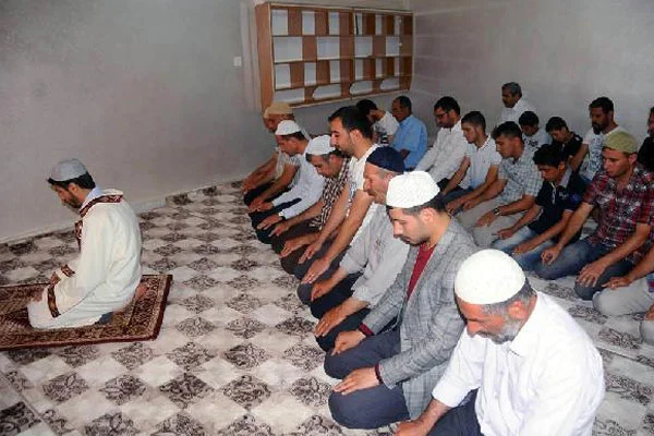 Okuluna mescit yaptırdı