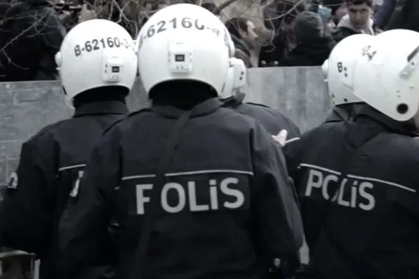 Operasyon başlatıldı, 19 polis gözaltında