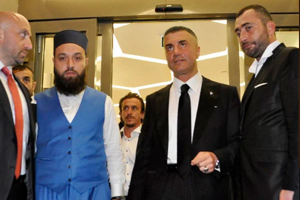 Peker, düğününü bırakıp hastaneye koştu