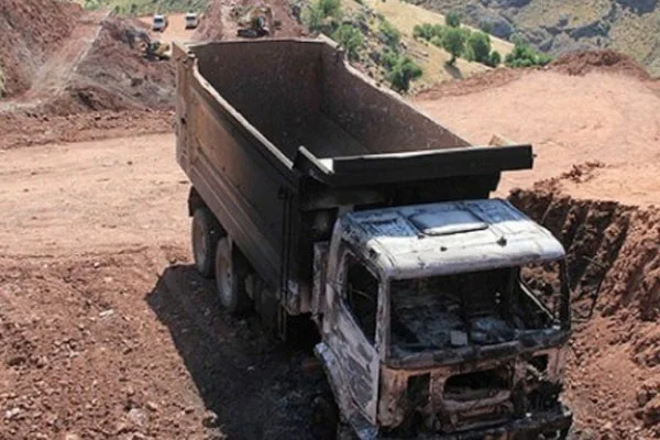 PKK iş makinelerini yaktı