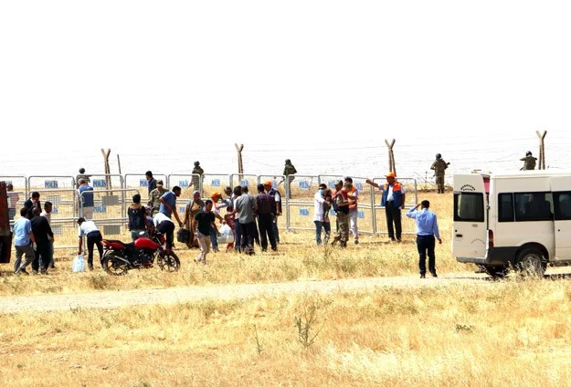 Rasuleyn'den kaçan 400 Suriyeli Türkiye'ye sığındı