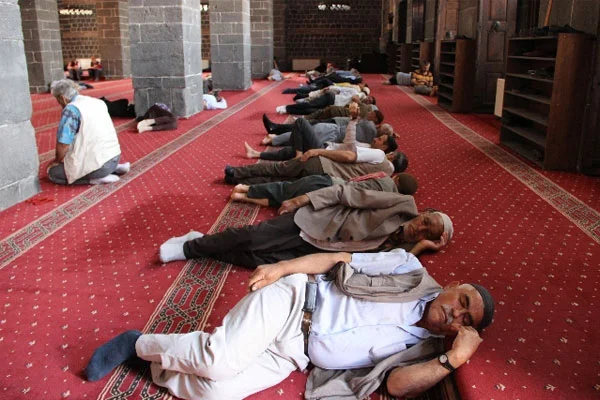 Sıcaklardan camilere sığındılar