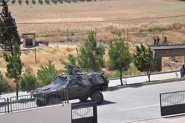 Sınıra zırhlı araçlar konuşlandı