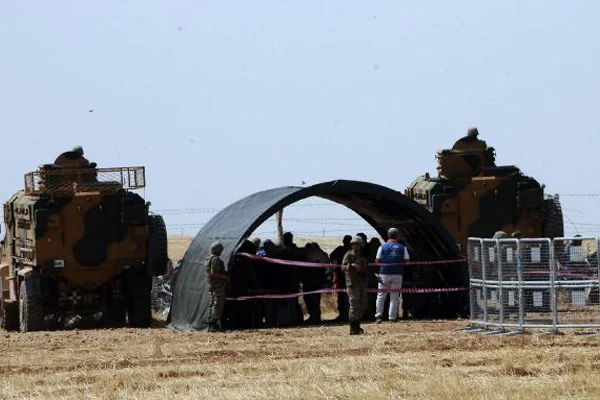 Sınırdaki Suriyeliler Türkiye'ye alındı