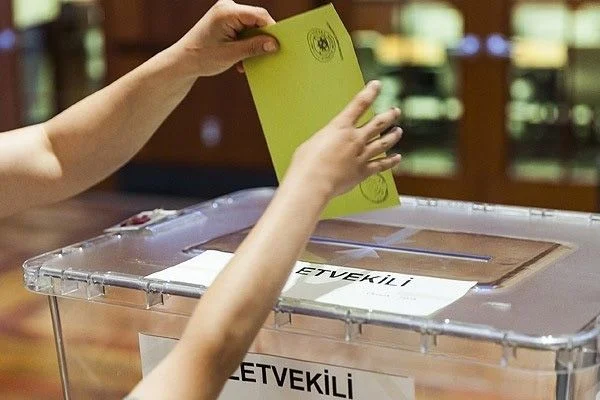 Siyasi partilerin gözü genç seçmende!