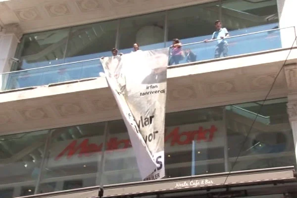 Taksim'de liseliler AVM işgal etti