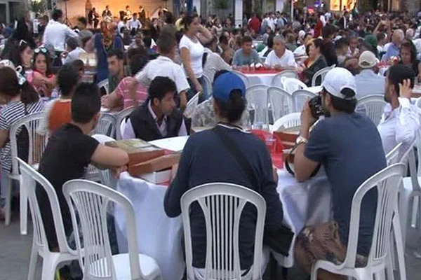 Taksim Meydanı'nda 3 bin kişiye iftar