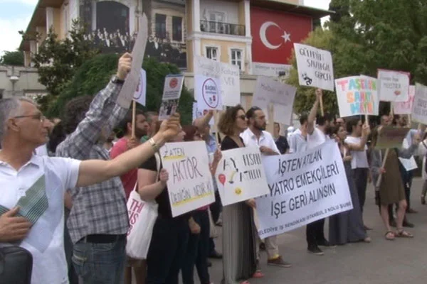 Tiyatroculardan CHP'li belediyeye protesto