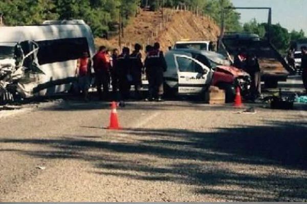 Turist minibüsü devrildi: 1 ölü, 14 yaralı