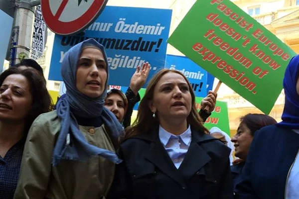 Türk vekilin ihracına protesto