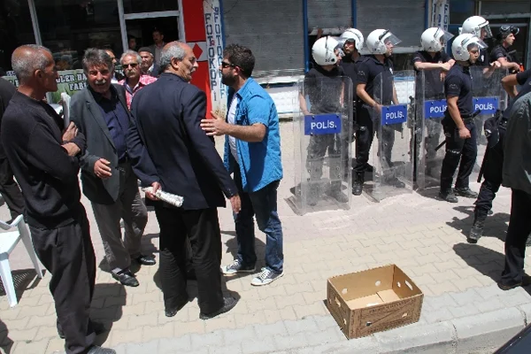 Van'da AK Parti adaylarına saldırı