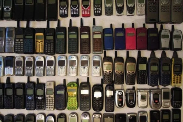 Yasak kalkınca 'akılsız telefon' rekor sattı