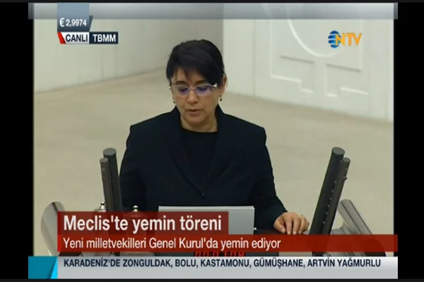 Zana bu kez yeminini Türkçe okudu