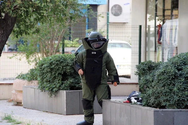 ABD konsolosluğu önünde bomba paniği