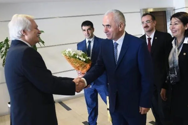 AK Parti'nin ilk ziyareti CHP'ye