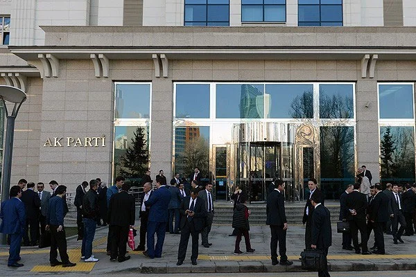 AK Parti'nin koalisyon görüşmesi heyeti belli oldu