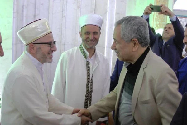 Arınç, bayram namazını Akçakoca'da kıldı