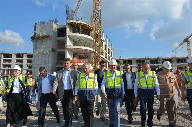 Bakan hastane inşaatını inceledi
