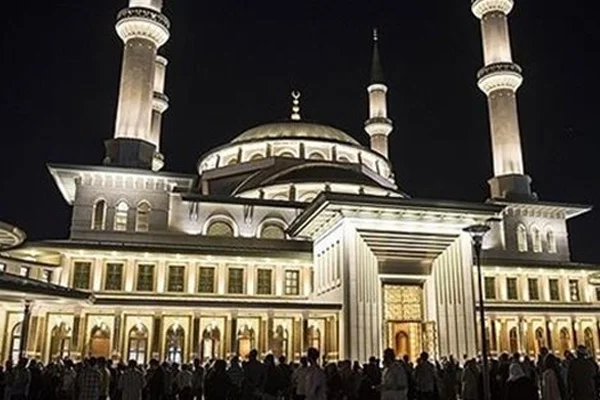 Beştepe Millet Camii'nde teravihe büyük ilgi