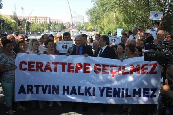 CHP'li vekilllerden Meclis önünde eylem