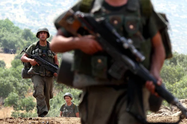 Diyarbakır'da askeri araca saldırı