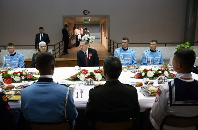 Erdoğan askerler ile iftar yaptı