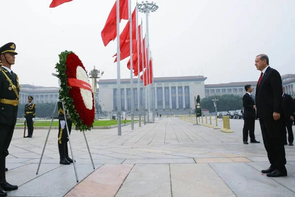 Erdoğan'dan 'Halkın Kahramanları Anıtına' çelenk