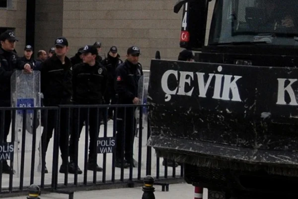İlk duruşmada 8 polis serbest